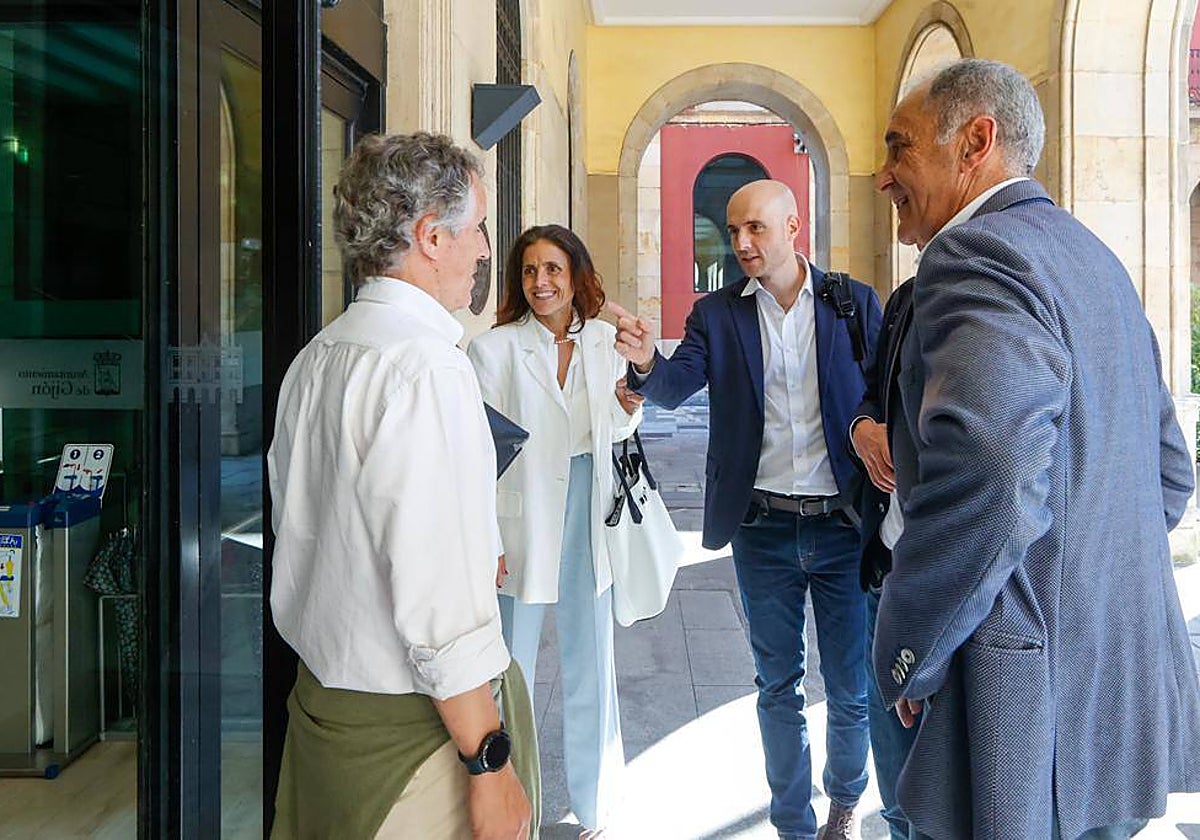 David Guerra, con Joaquín, esta tarde, a su llegada al Ayuntamiento.