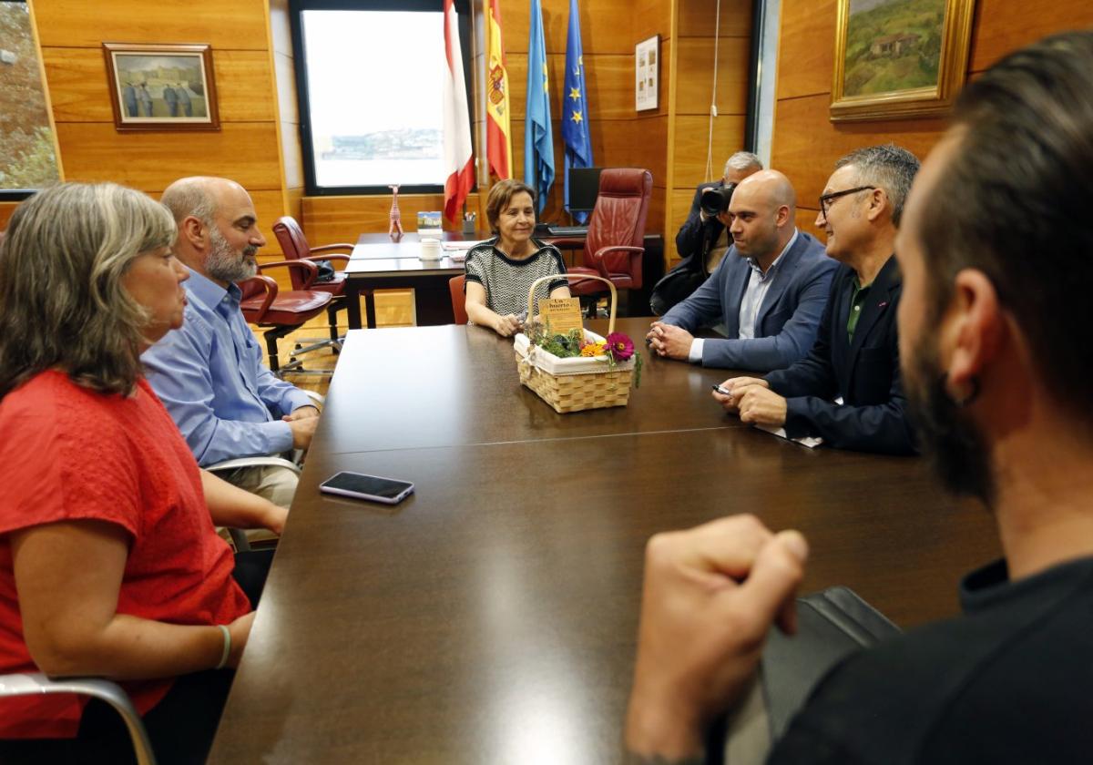 Verónica Rodríguez, José Manuel Fernández y Jonathan Chichas (de espaldas), con Carmen Moriyón, Jesús Martínez Salvador y Gilberto Villoria.