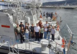 Los alumnos de Vegadeo, con sus docentes y varios de los comandantes de la Escuela Naval.