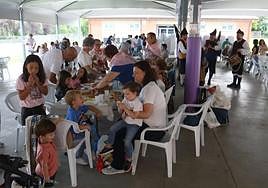 Comida campestre de las fiestas del Ecce Homo bajo la cubierta del colegio público Condado de Noreña.