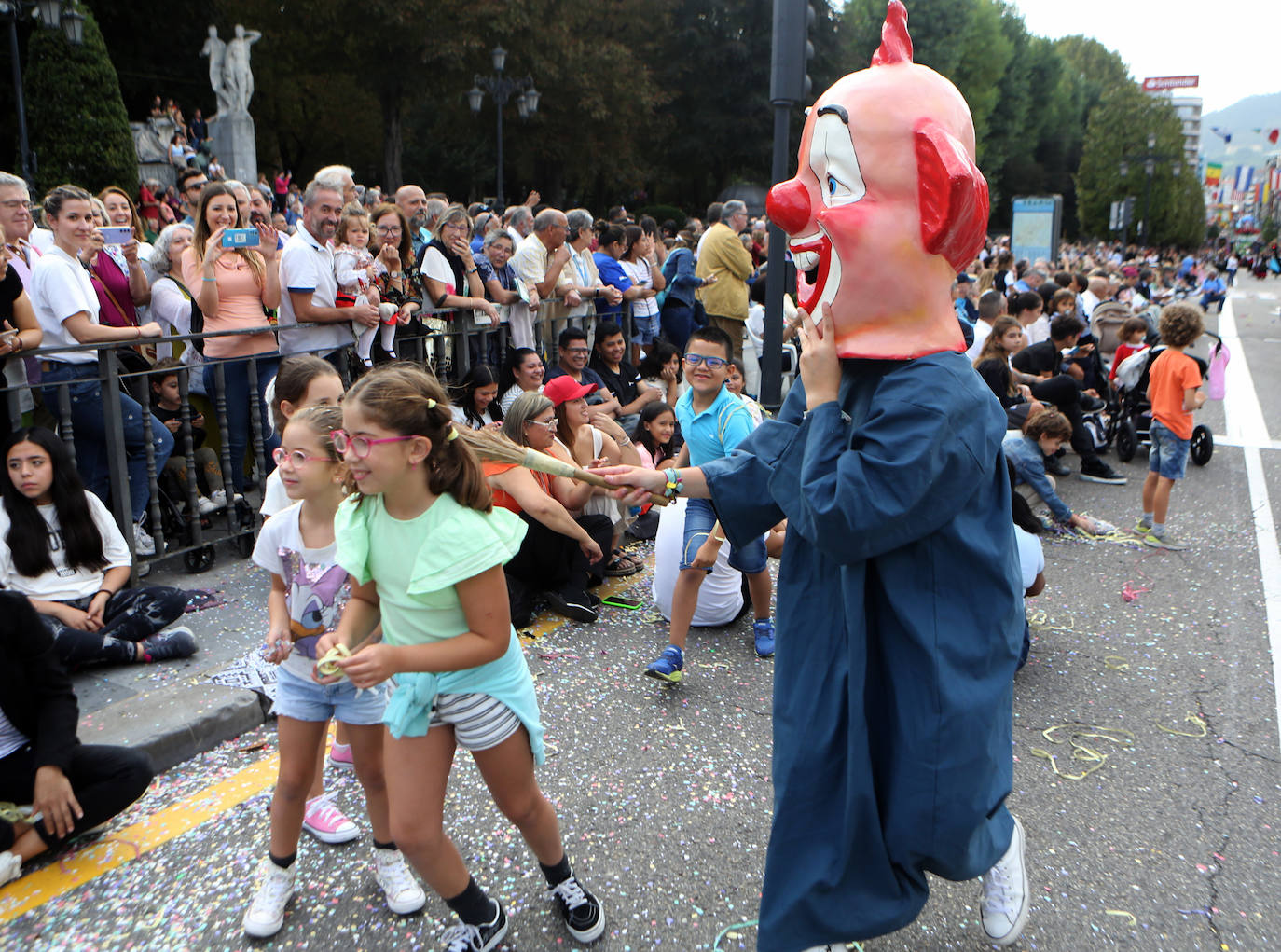 Todas las imágenes del desfile del Día de América en Oviedo