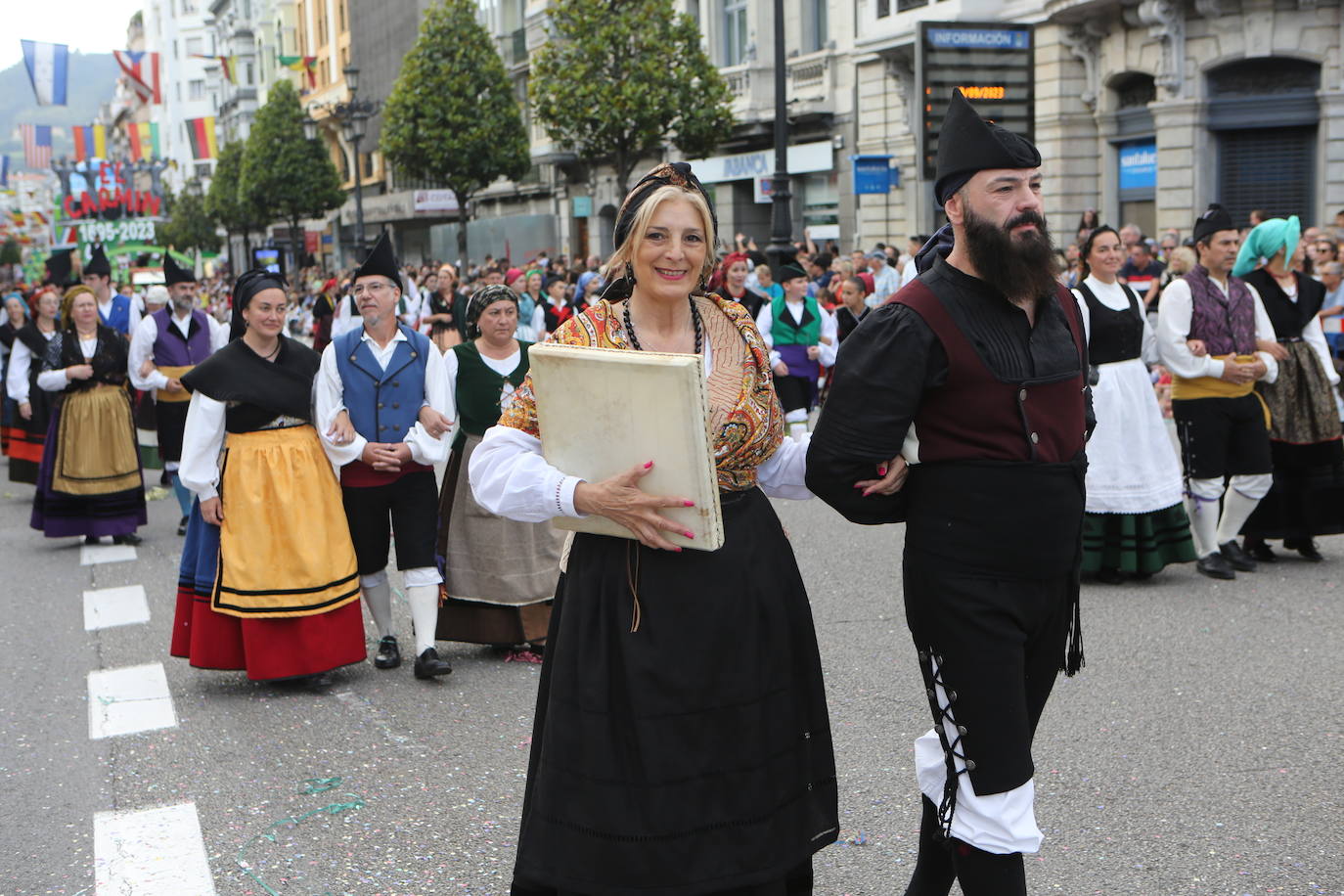 Todas las imágenes del desfile del Día de América en Oviedo