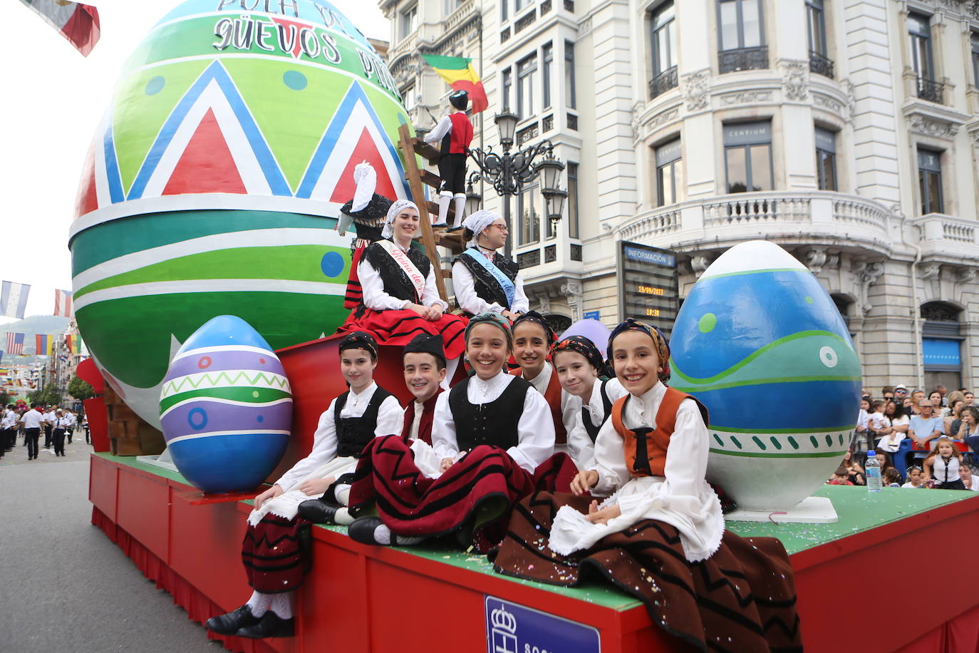 Todas las imágenes del desfile del Día de América en Oviedo