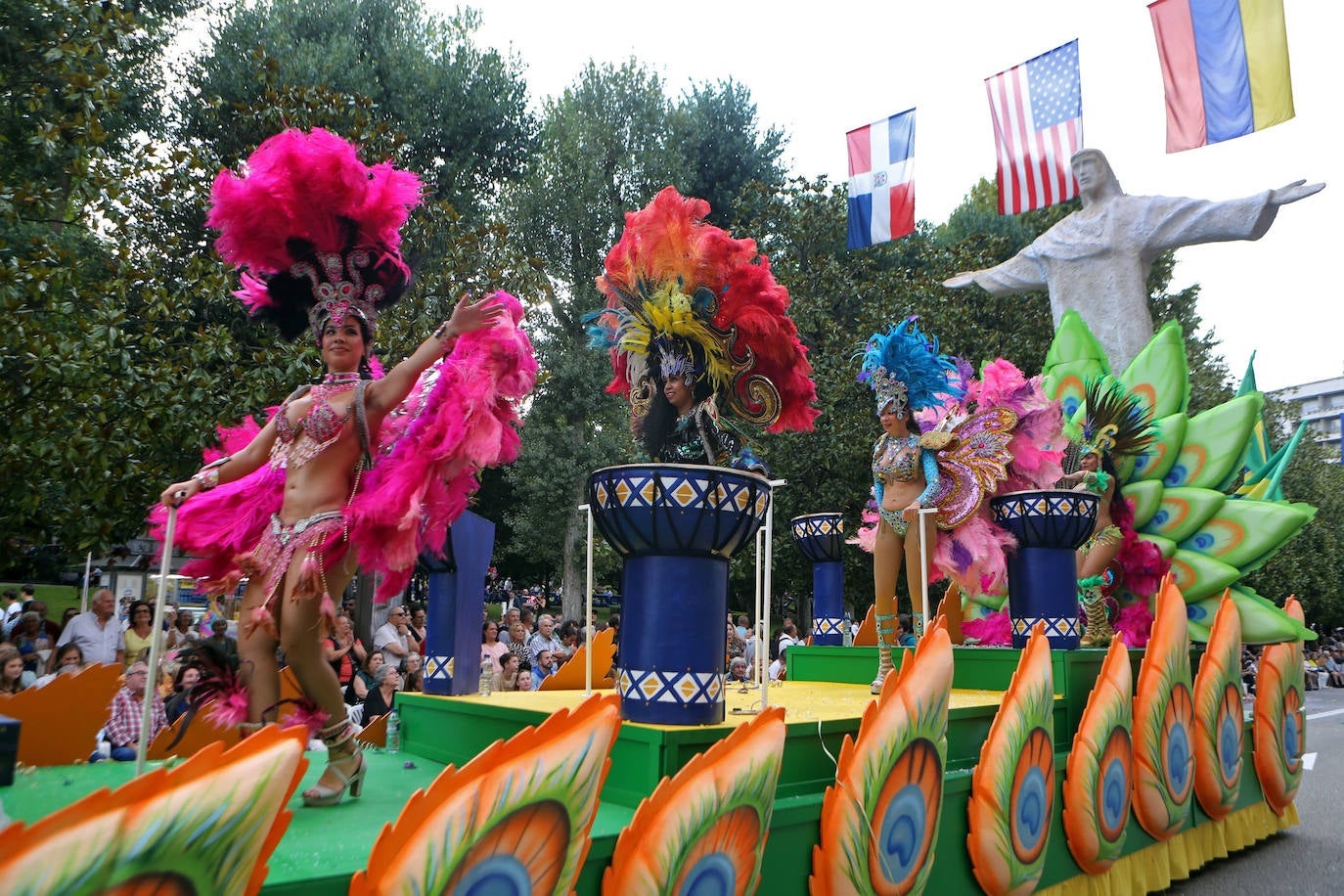 Todas las imágenes del desfile del Día de América en Oviedo