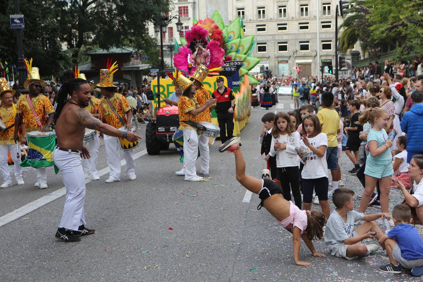 Todas las imágenes del desfile del Día de América en Oviedo