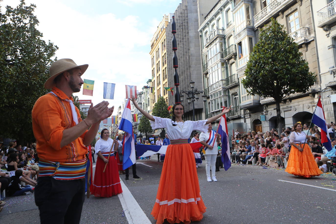 Todas las imágenes del desfile del Día de América en Oviedo