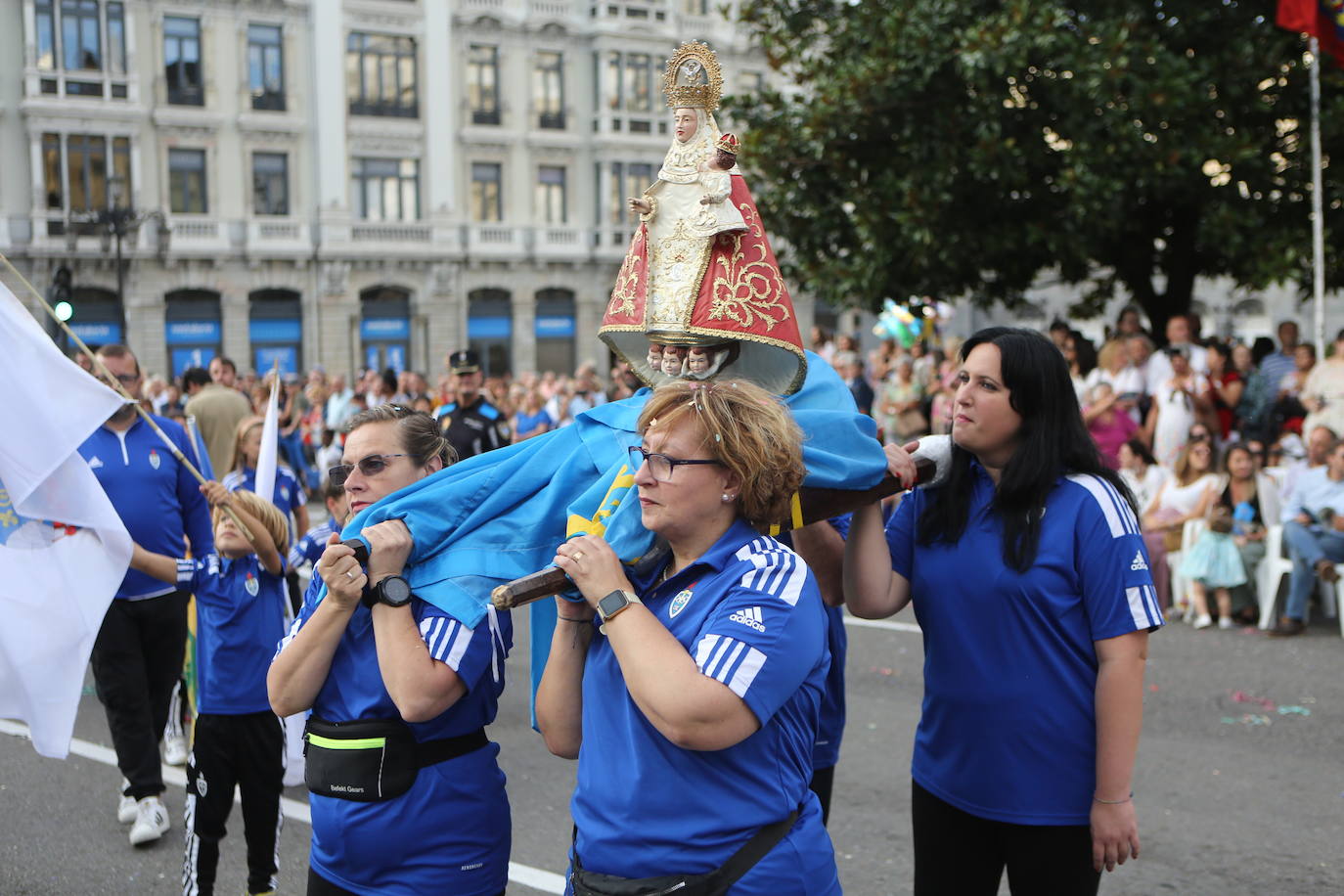 Todas las imágenes del desfile del Día de América en Oviedo