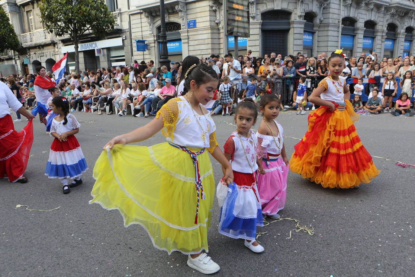 Todas las imágenes del desfile del Día de América en Oviedo