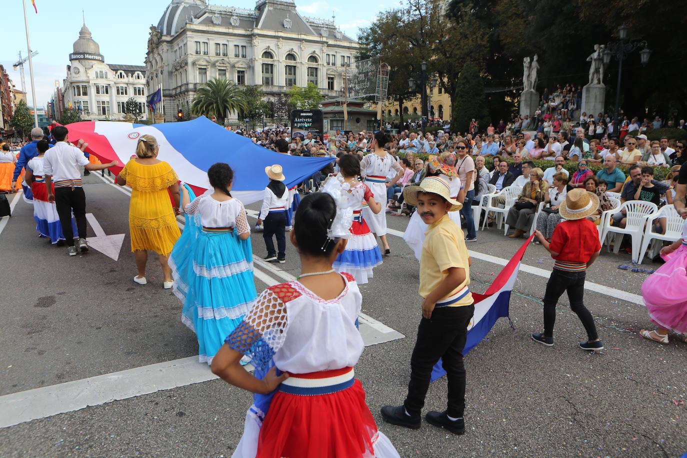 Todas las imágenes del desfile del Día de América en Oviedo