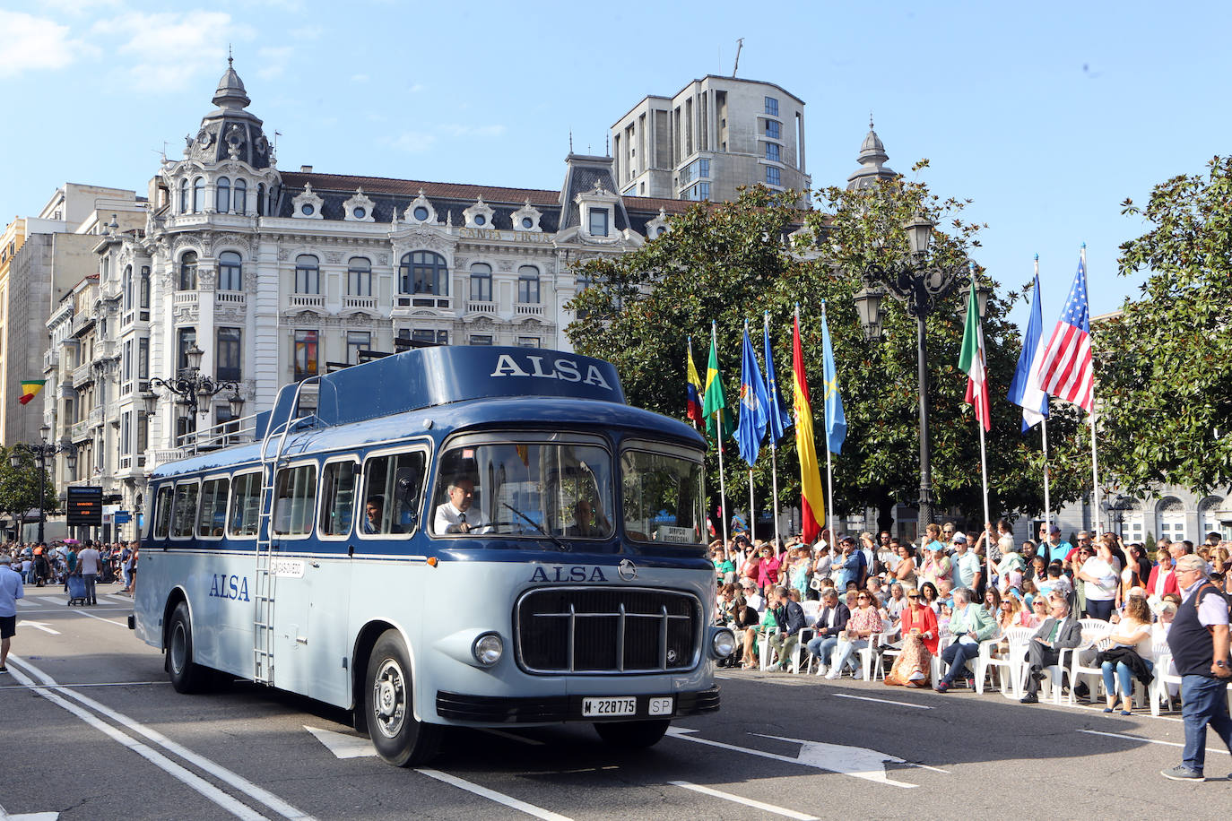 Todas las imágenes del desfile del Día de América en Oviedo