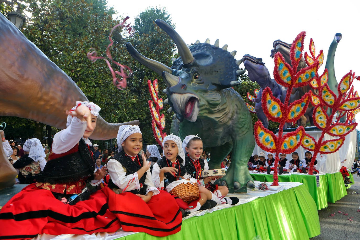 Todas las imágenes del desfile del Día de América en Oviedo