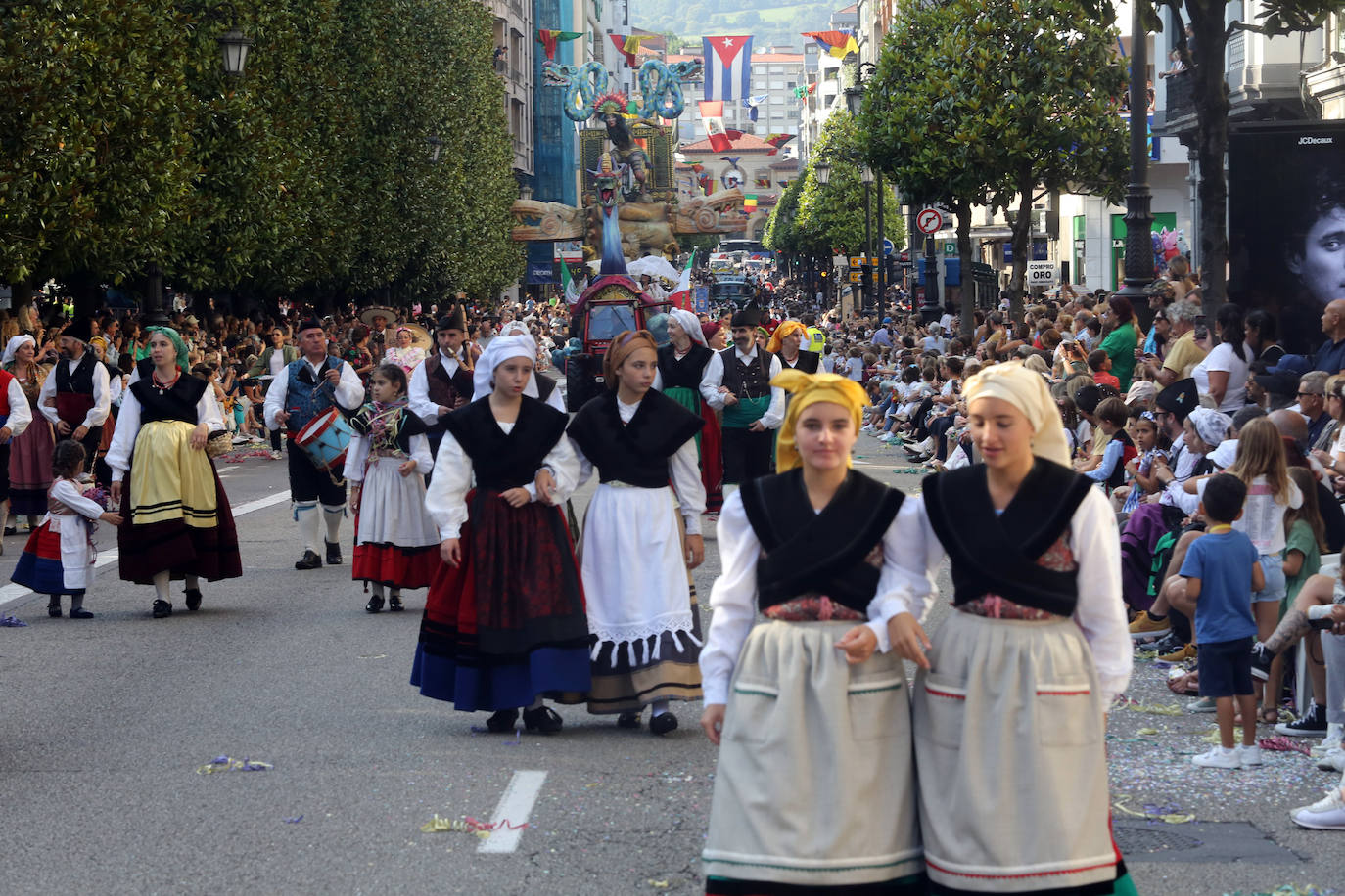 Todas las imágenes del desfile del Día de América en Oviedo