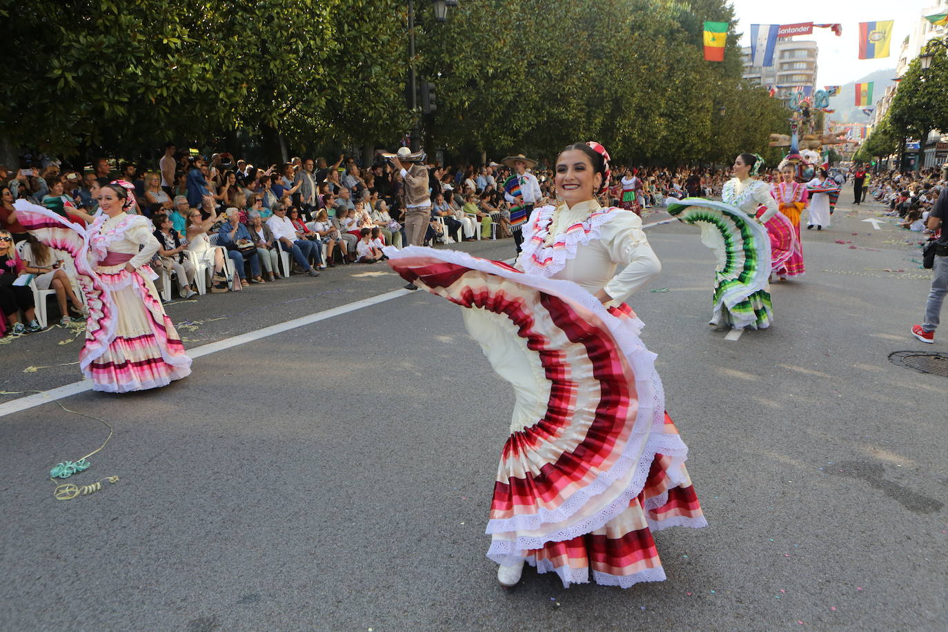 Todas las imágenes del desfile del Día de América en Oviedo