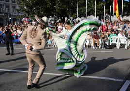 Un desfile con mucha gaita y sidra