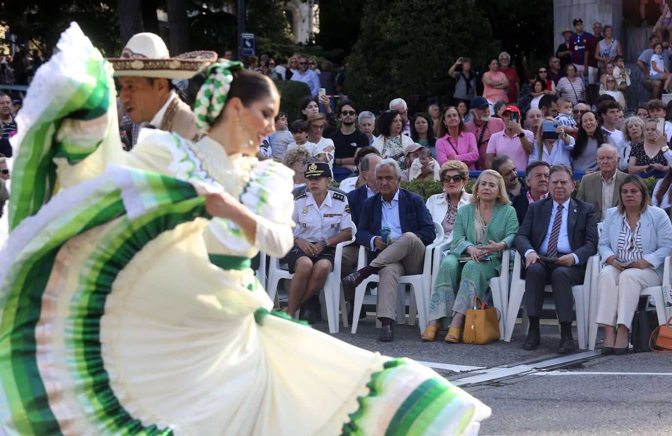 Todas las imágenes del desfile del Día de América en Oviedo