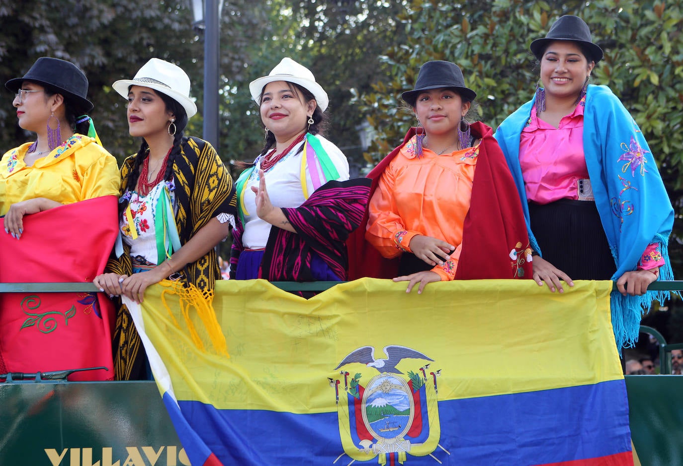 Todas las imágenes del desfile del Día de América en Oviedo