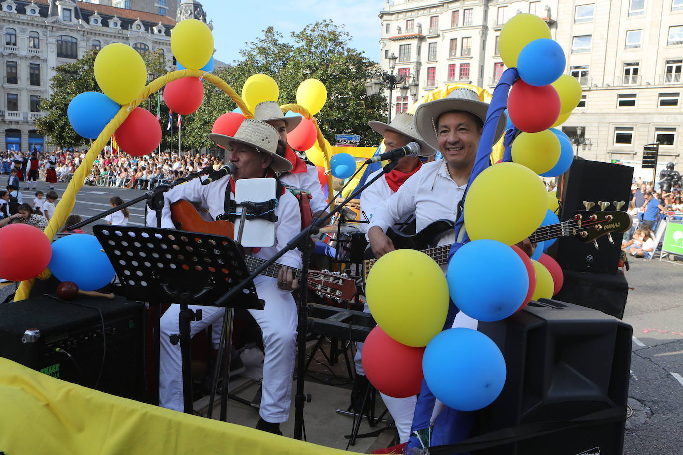 Todas las imágenes del desfile del Día de América en Oviedo