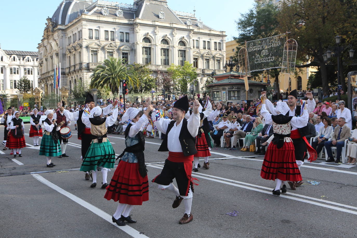 Todas las imágenes del desfile del Día de América en Oviedo