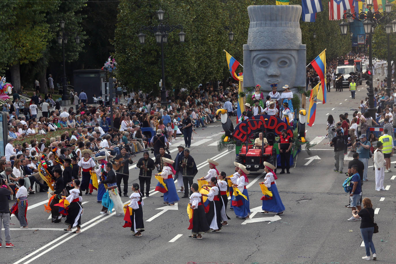 Todas las imágenes del desfile del Día de América en Oviedo