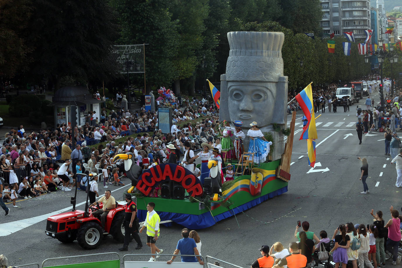 Todas las imágenes del desfile del Día de América en Oviedo