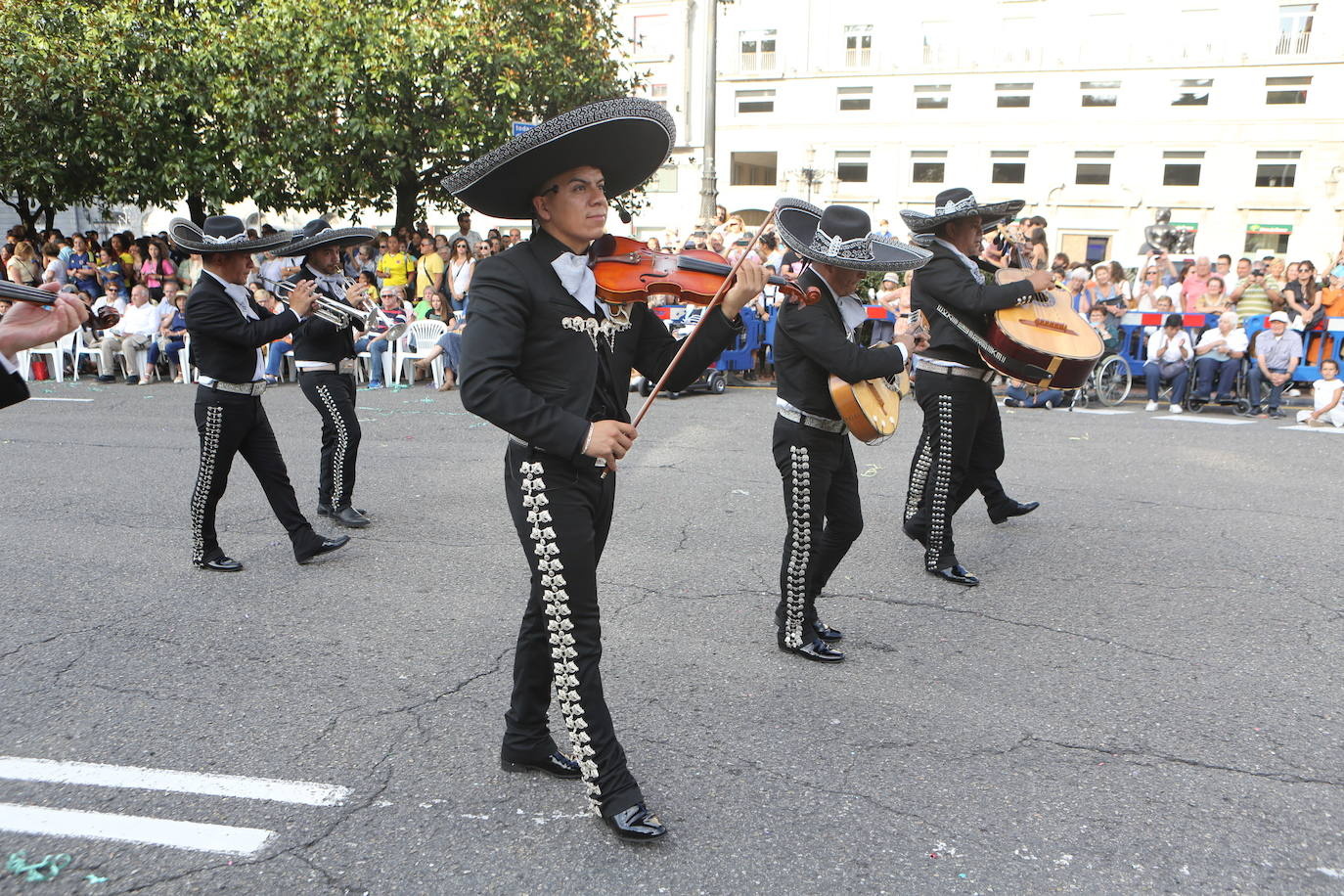 Todas las imágenes del desfile del Día de América en Oviedo