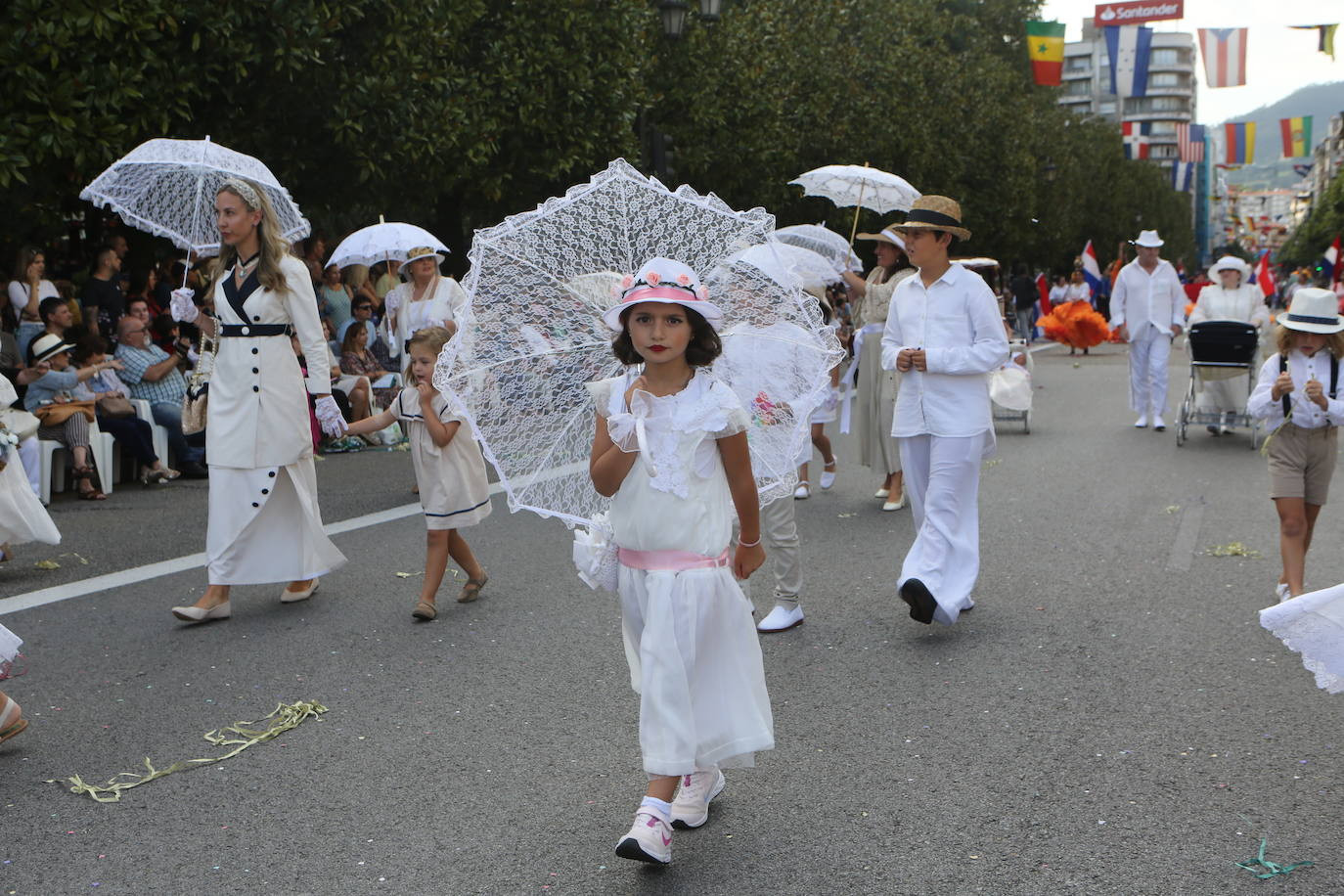 Todas las imágenes del desfile del Día de América en Oviedo