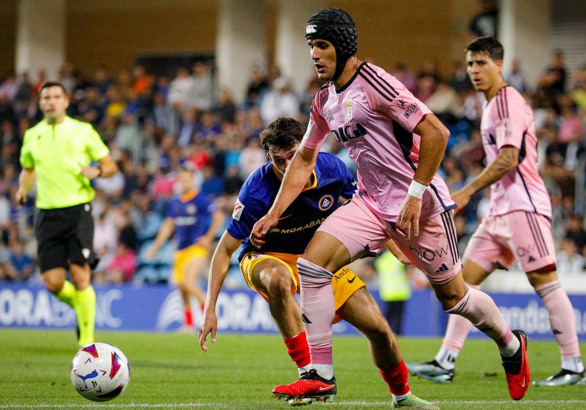 Borja Bastón trata de proteger el balón ante un rival.