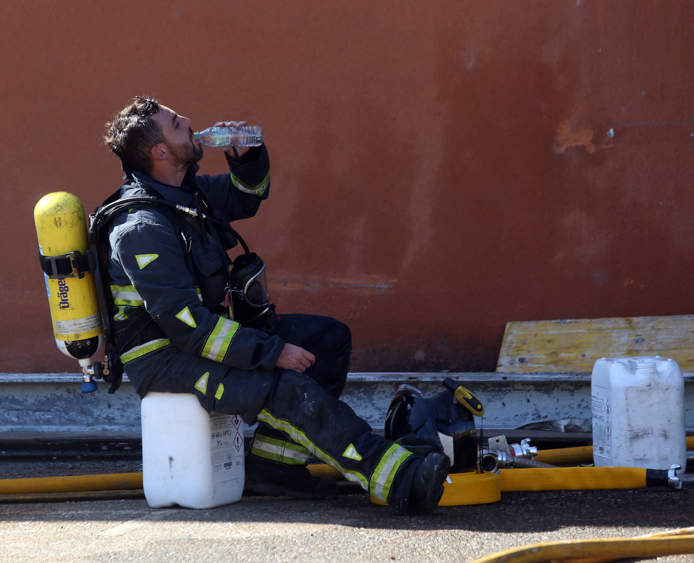 Voraz incendio en un polígono en Siero