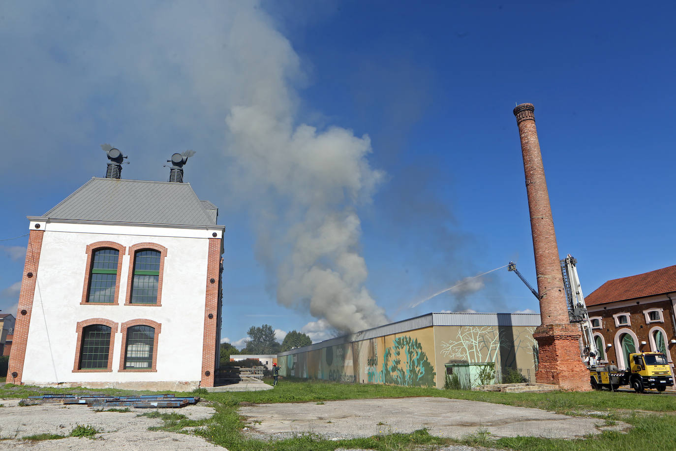 Voraz incendio en un polígono en Siero