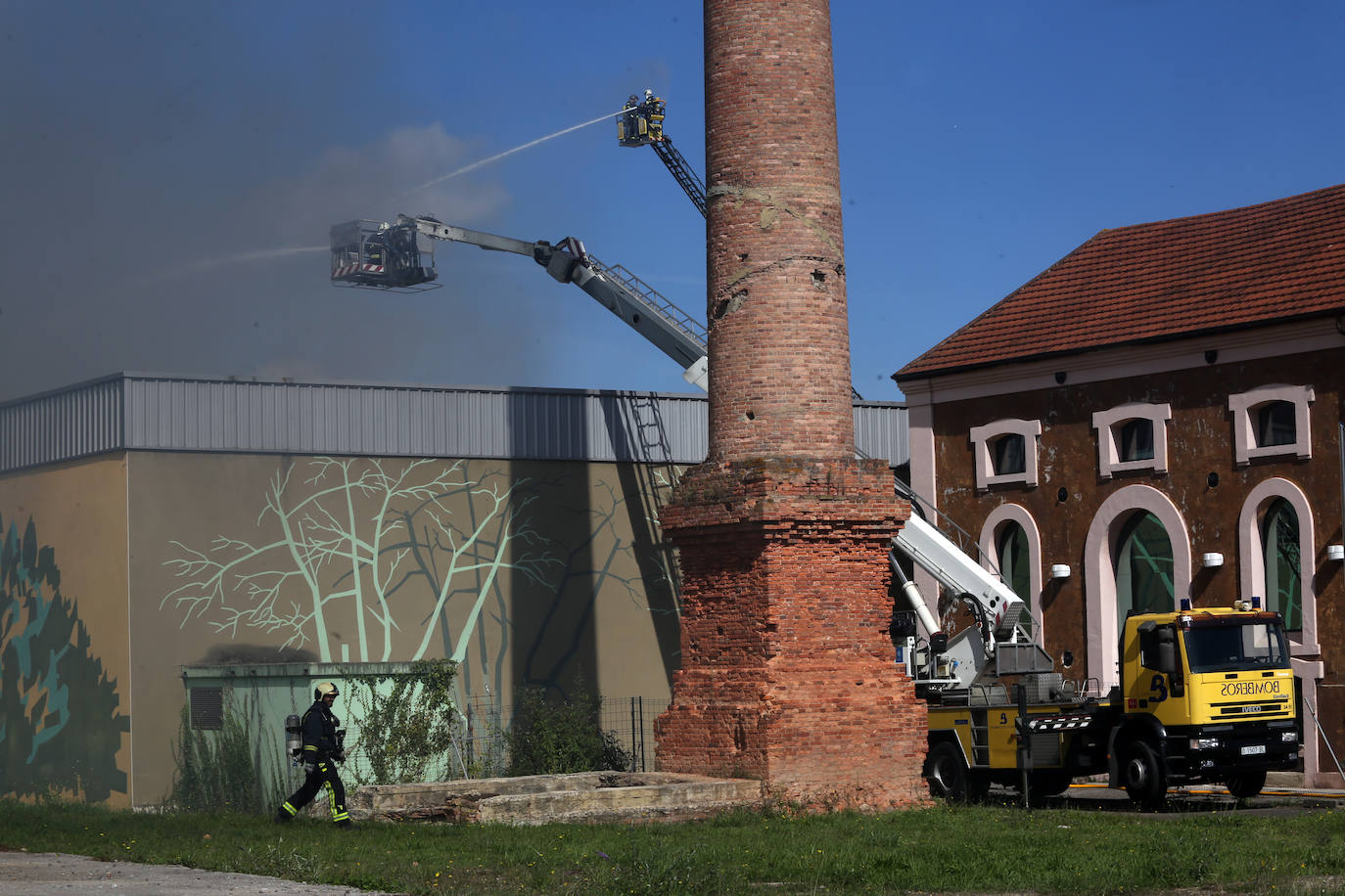 Voraz incendio en un polígono en Siero