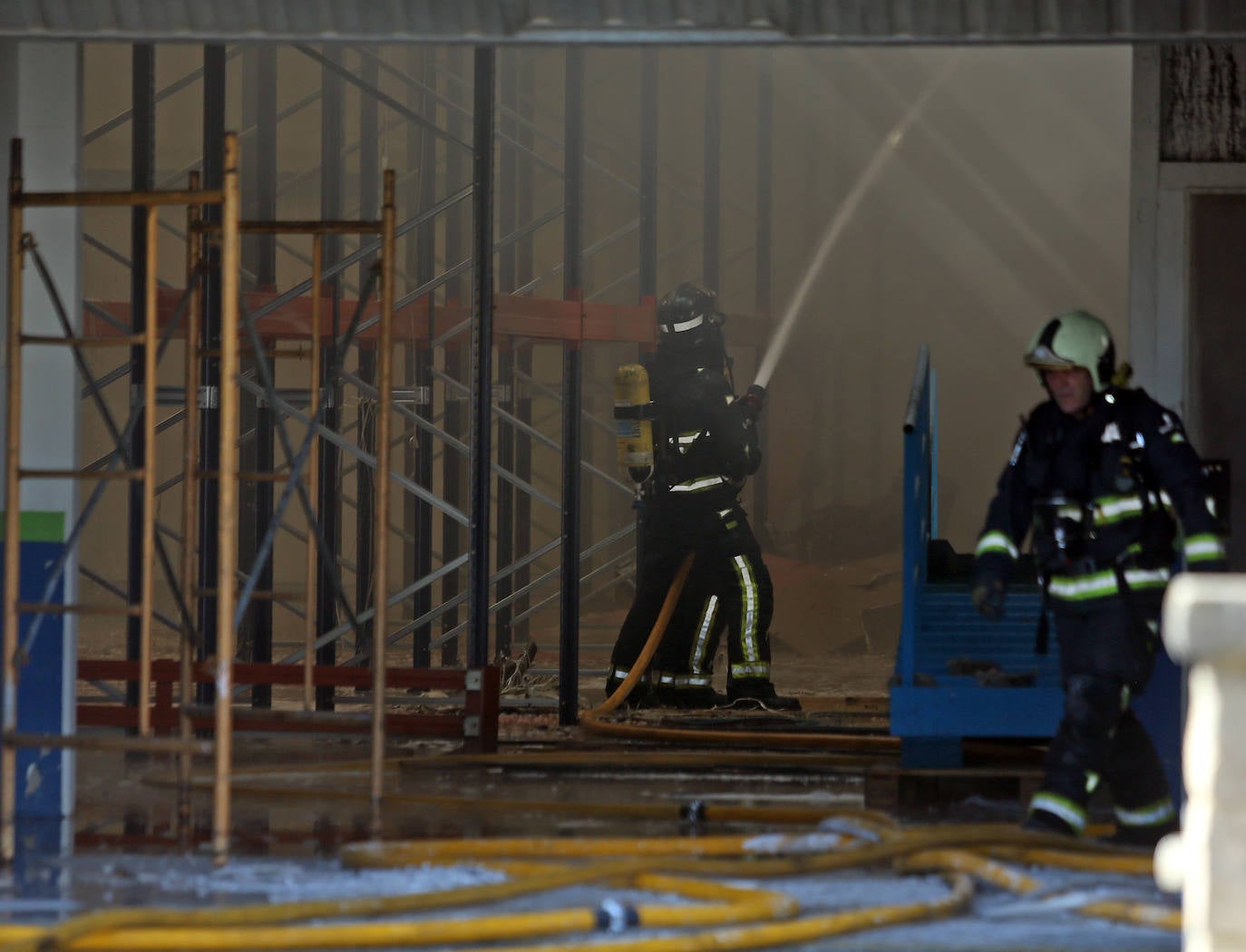 Voraz incendio en un polígono en Siero