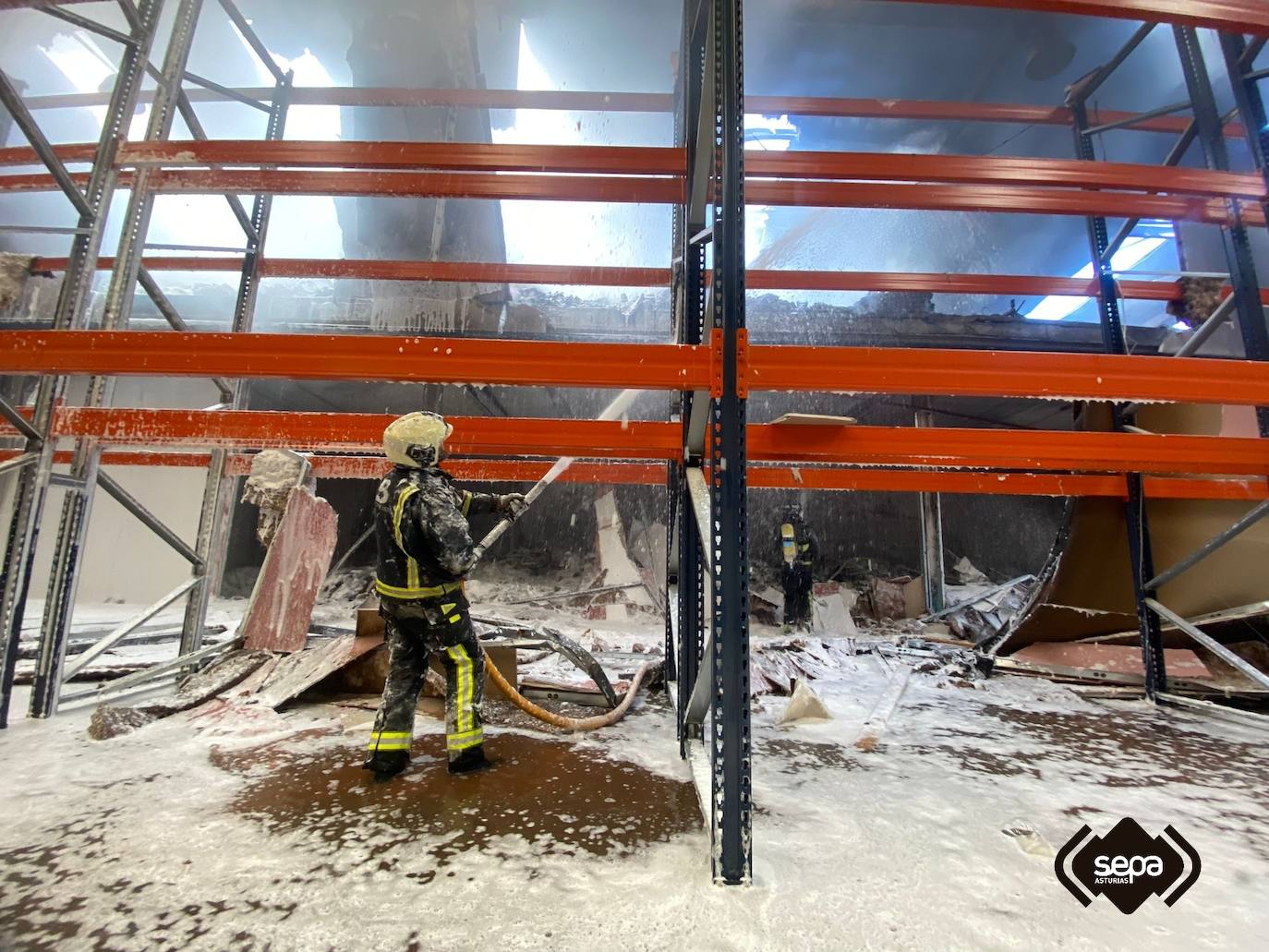 Voraz incendio en un polígono en Siero