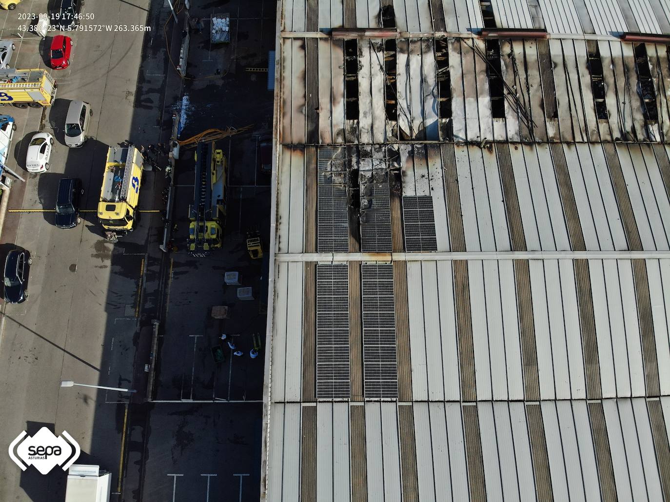 Voraz incendio en un polígono en Siero