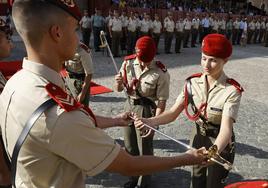 La princesa Leonor recibe el sable que la acredita simbólicamente como dama cadete