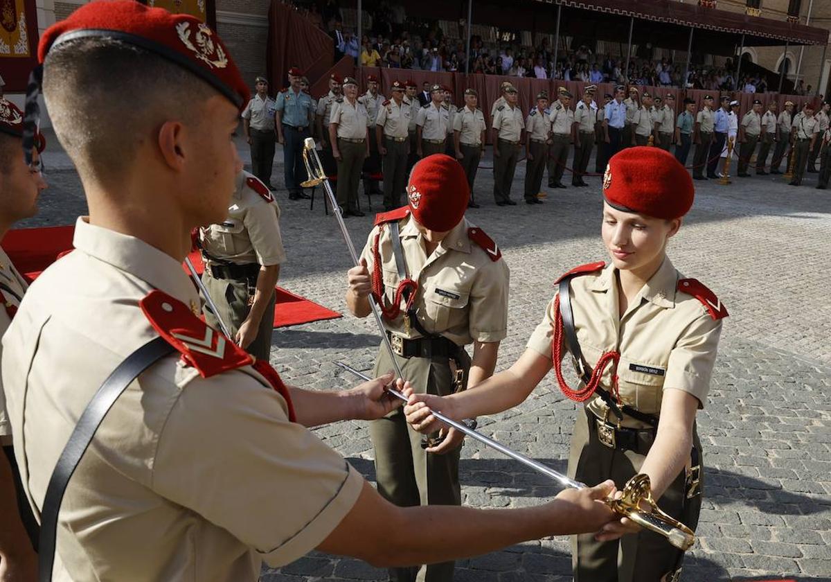 La princesa Leonor recibe el sable que la acredita simbólicamente como dama cadete