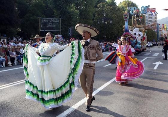 Una de las parejas de la delegación de México durante el desfile del Día de América en Asturias, a su paso por la calle Uría.
