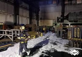 Extinguido el incendio en un taller en un polígono de Lugones