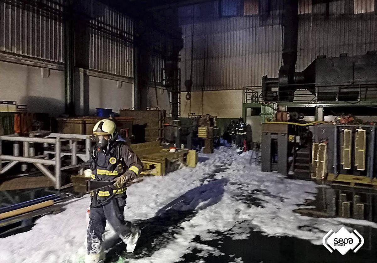Extinguido el incendio en un taller en un polígono de Lugones