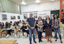 Luis Felipe Fernández (docente y coordinador del Foro Comunicación y Escuela), la catedrática Rosa Mosquera y las profesoras Paula Luiña y Eva Pérez, ante los alumnos que acudieron a la charla.