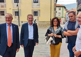 Diego Canga, Tomás Antuña, Aurora Aguilar, Miguel Alonso y José Manuel Fernández, ayer en Llanes.