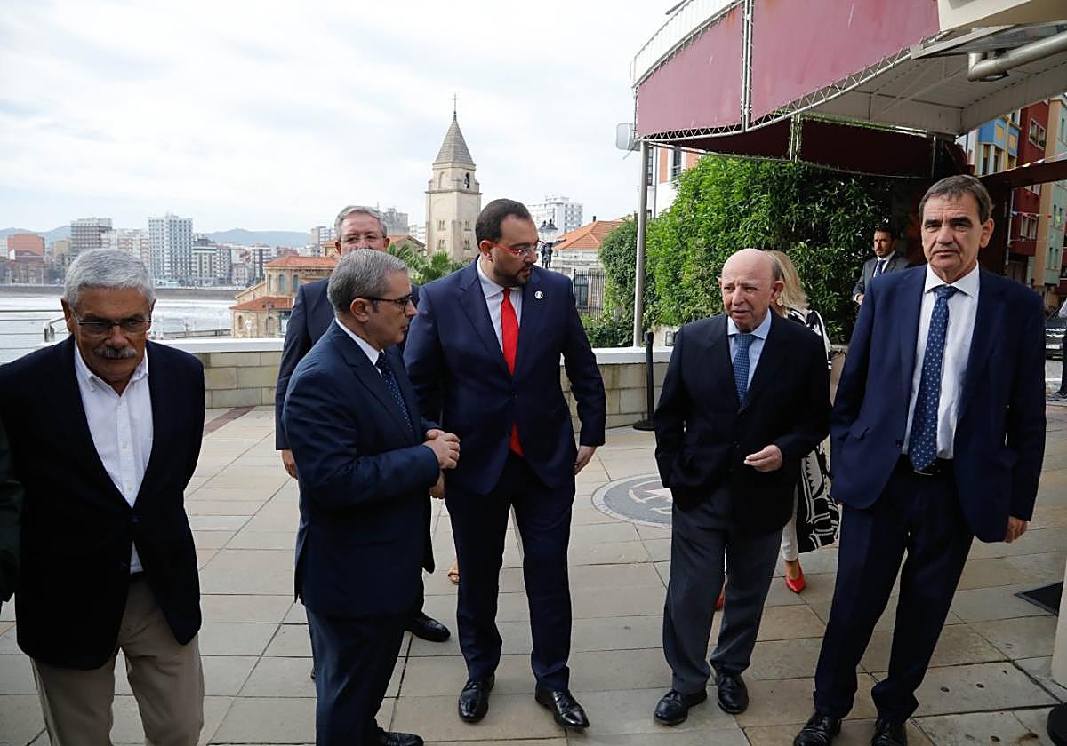 Barbón, ayer, en el encuentro de EL COMERCIO en el Club de Regatas, junto a Marcelino Gutiérrez (director), José María González (presidente del consejo) e Ignacio Pérez (director general). A la izda, Floro.