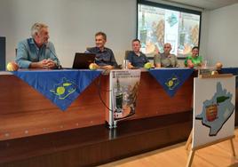 Santiago García, secretario de la Asociación de Sidra Casera de Gozón, el alcalde Jorge Suárez, Francisco Gutiérrez, presidente, Daniel Fernández y Elena González, vicepresidentes, ayer en Luanco.