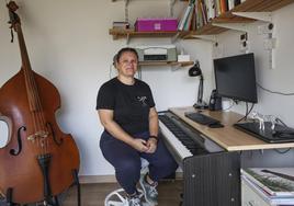 Mapi Quintana, en el estudio de su casa, en Gijón.