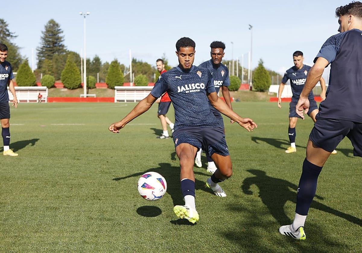 Varane intercepta un balón en el entrenamiento de ayer.