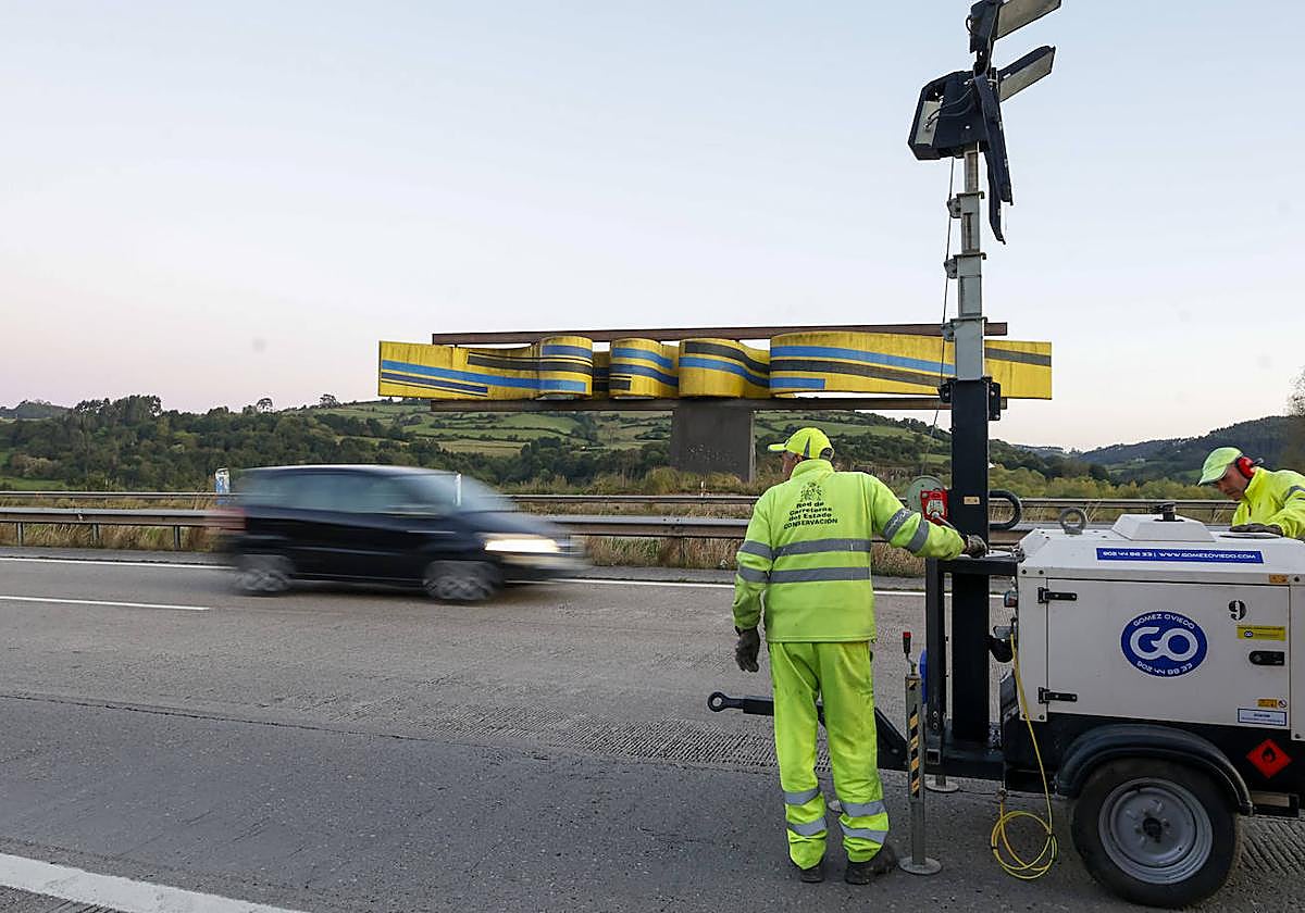Obras de reparación de la calzada de hormigón en un punto de la autopista 'Y' cerca del nudo de Serín, en el mes de abril.