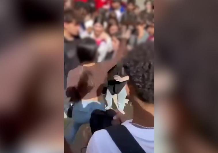 Secuencia recogida en un vídeo. La menor que agrede lleva vaqueros claros, camiseta marrón y playeros blancos. La agredida, también de vaquero claro, usa camiseta negra.