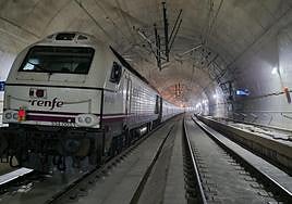 Un tren de Adif realiza pruebas de alta velocidad en un túnel de la variante de Pajares.