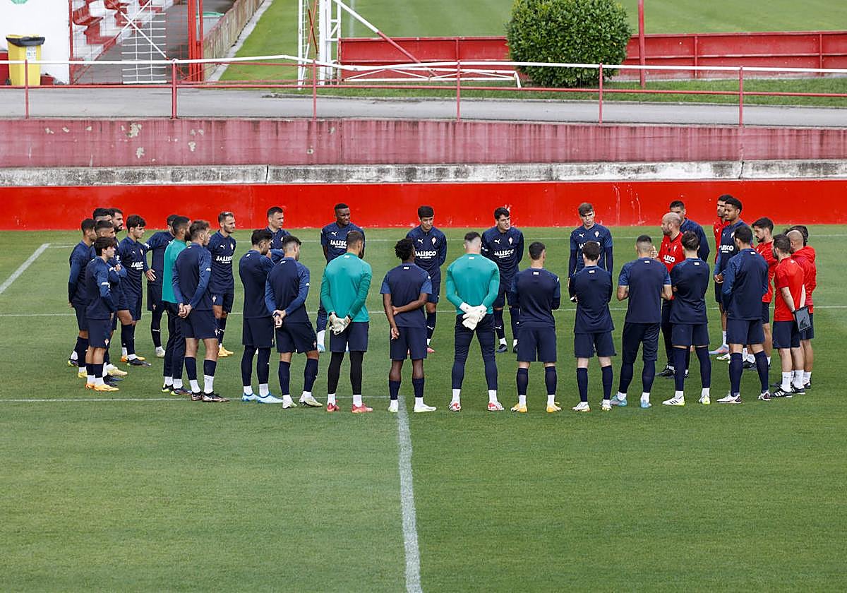 Miguel Ángel Ramírez, ayer, antes del último entrenamiento de la semana, dirigiéndose a sus futbolistas en el campo número 2.