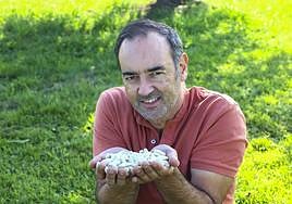 Víctor Berdasco, de Tierrina Vaqueira, con un puñado de faba fresca de su explotación.