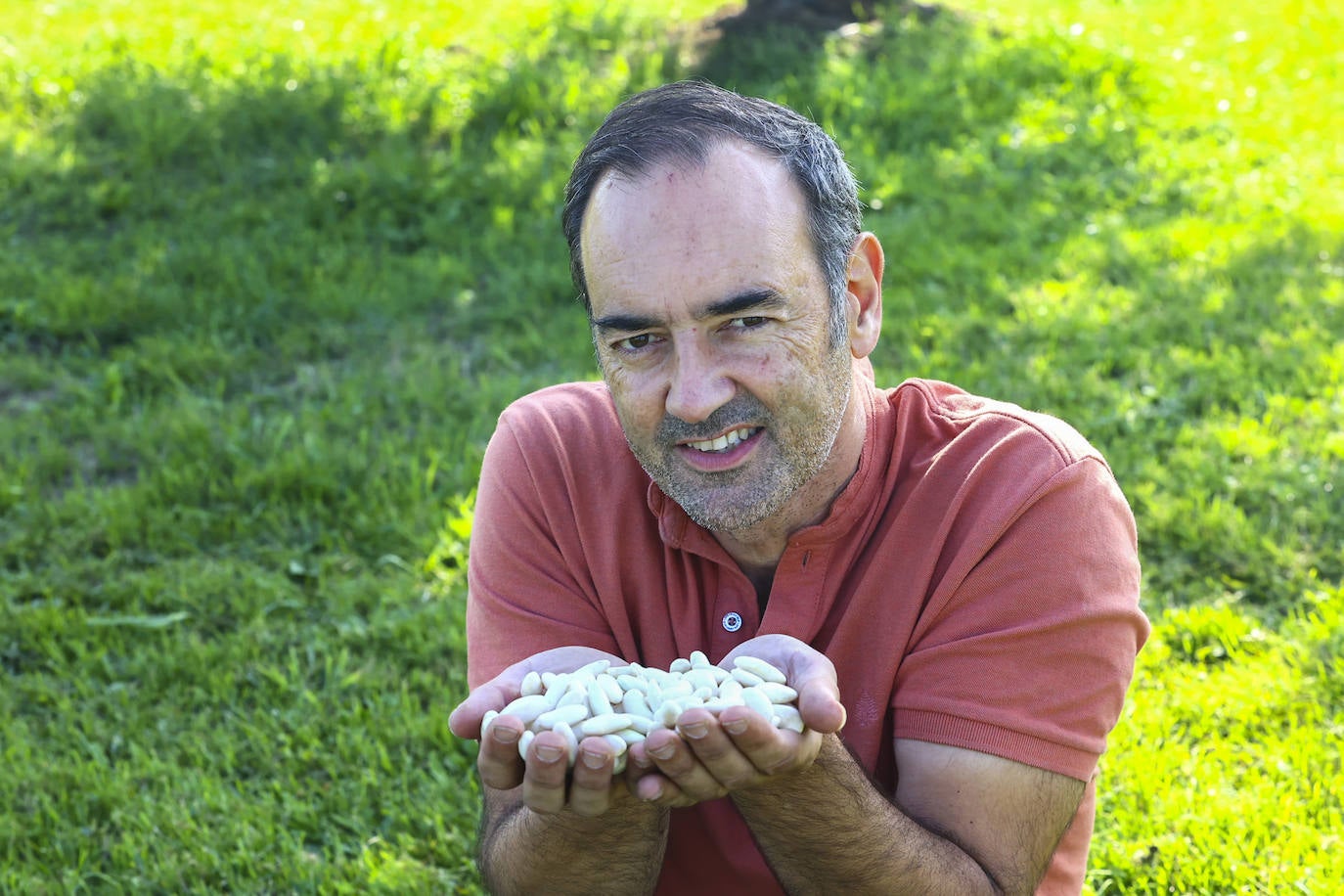 Víctor Berdasco, de Tierrina Vaqueira, con un puñado de faba fresca de su explotación.